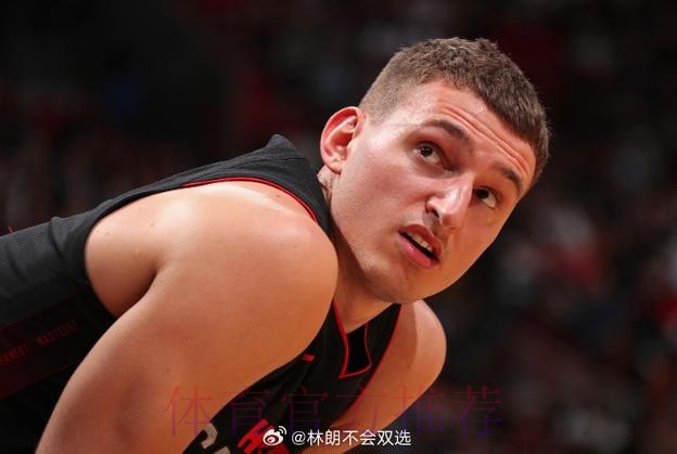 记者:约维奇今日训练中脚踝受伤 伊斯科背部不适